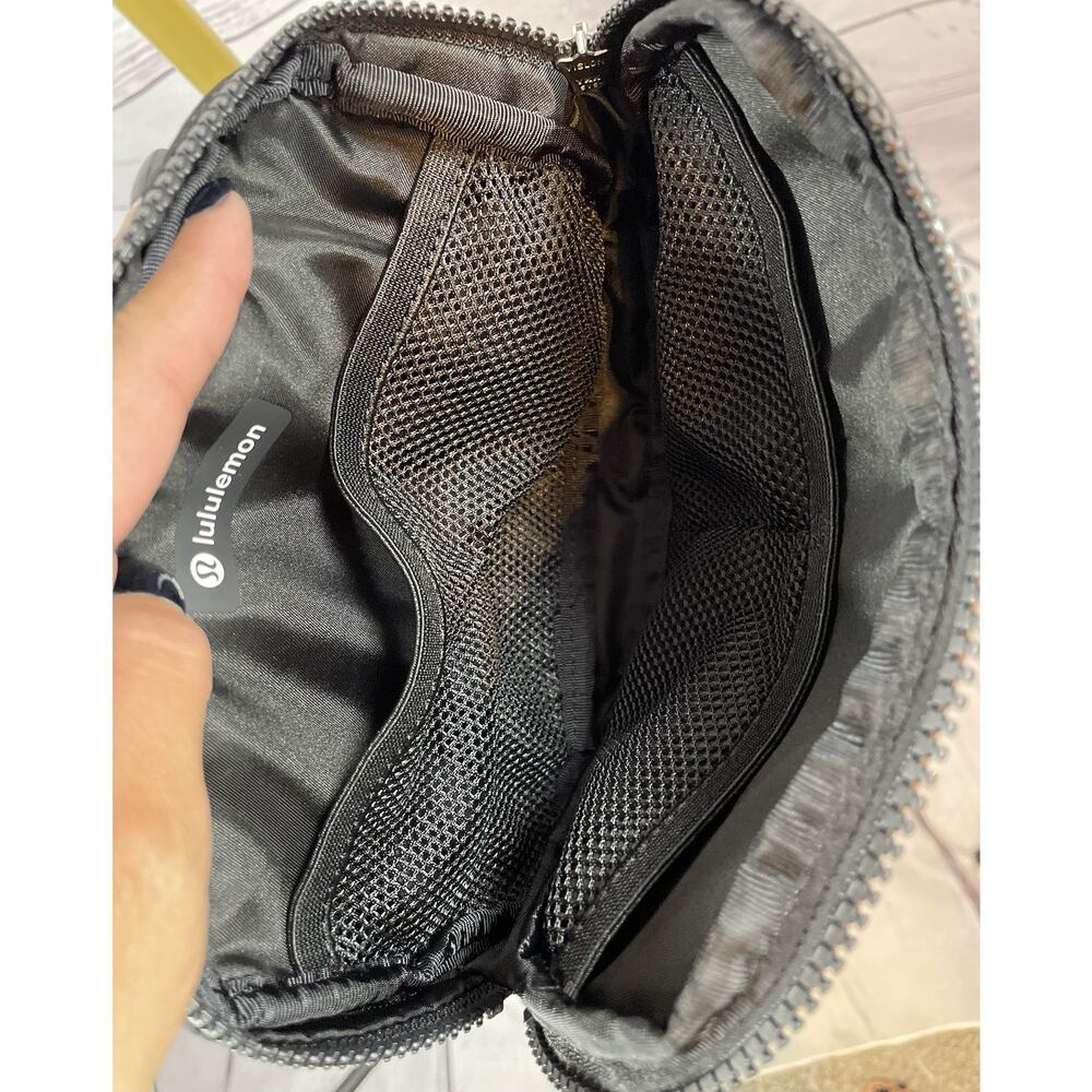 Lululemon Everywhere Belt Bag 1L Black Crossbody Sling Waist Pack - Picture 5 of 6